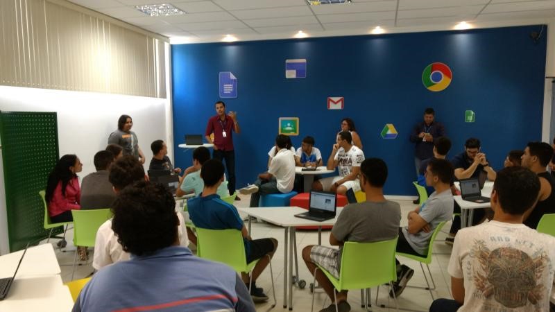 Em sala de aula inteligente, alunos produzem e aprendem melhor