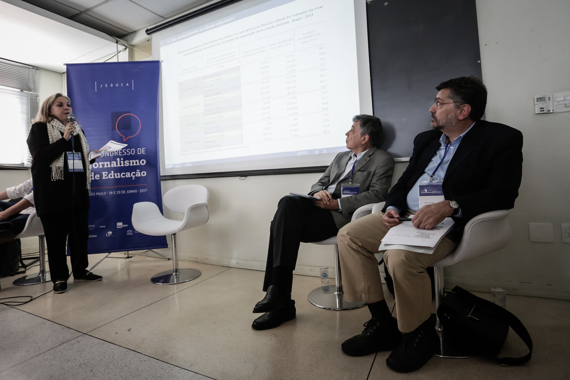 Debate sobre avaliação no I Congresso de Jornalismo de Educação. Da esquerda para a direita: Maria Inês Fini, presidente do Inep; Francisco Soares, professor titular aposentado da Universidade Federal de Minas Gerais (UFMG) e ex-presidente do Inep; Ocimar Alavarse, professor da USP. (Crédito: Alice Vergueiro/Jeduca)