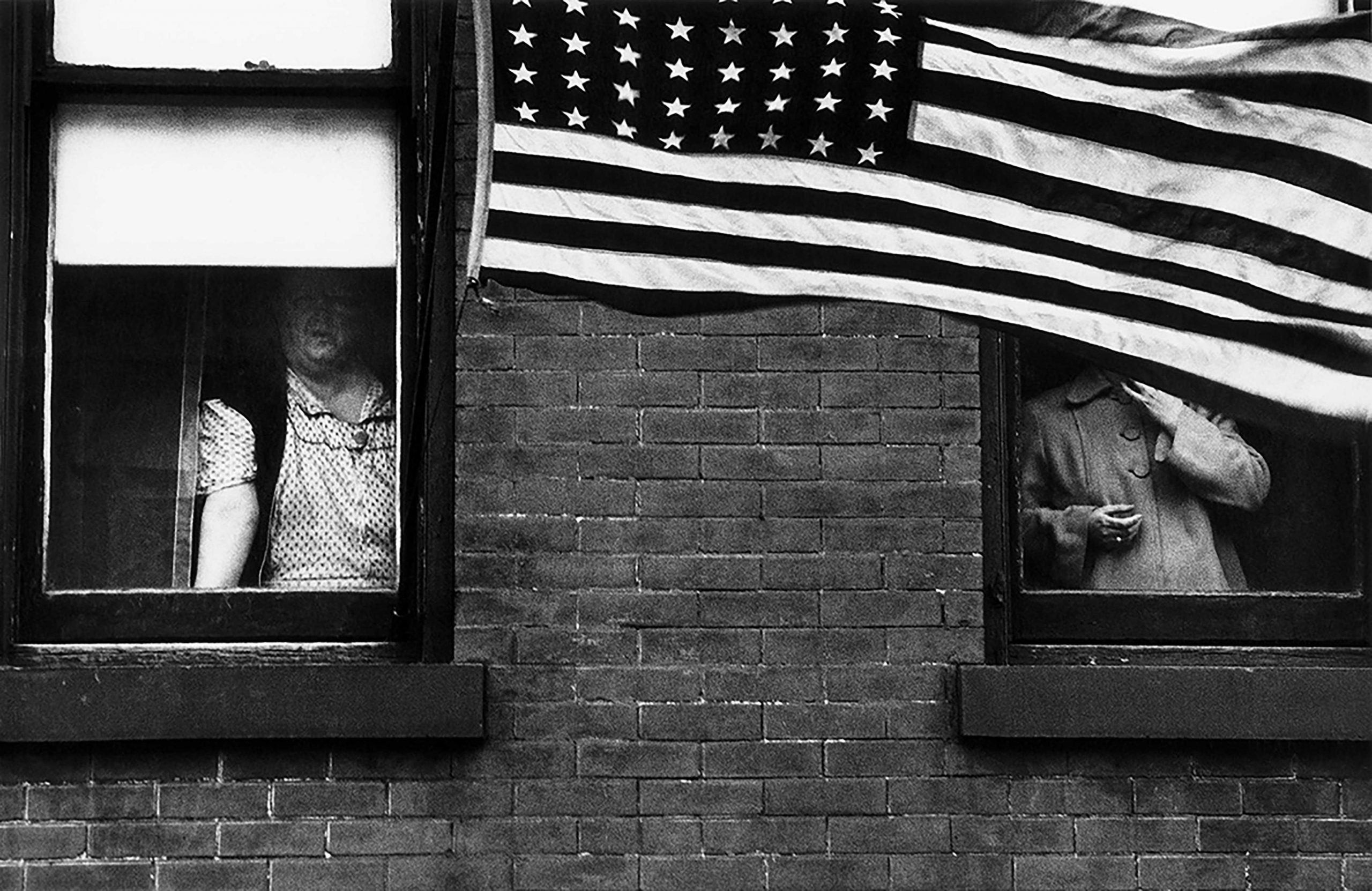 Fotos de Robert Frank integram exposição no Instituto Moreira Salles (IMS) e poderão ser vistas por educadores em encontro no dia 7 de outubro. (Crédito: Robert Frank, Parade - Hoboken, New Jersey, from the book The Americans © Robert Frank)