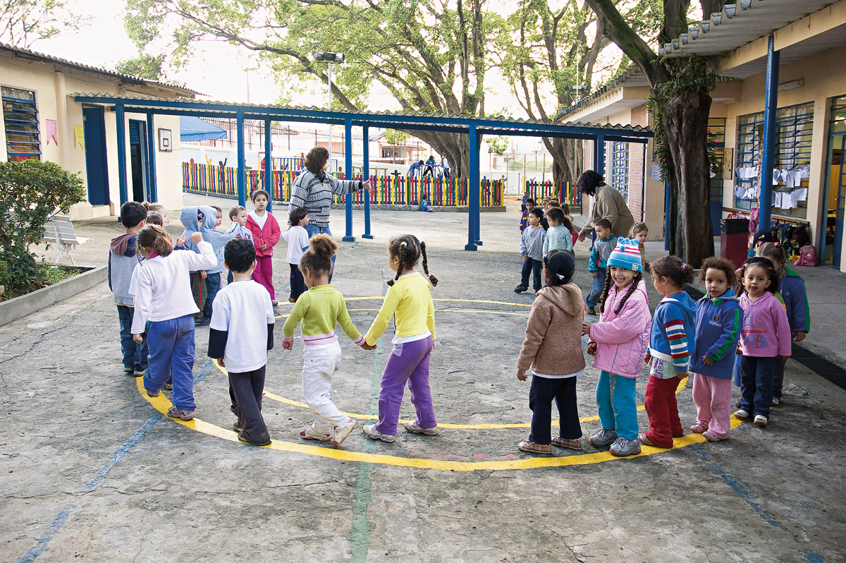 Estudos comprovam que intervenções voltadas à primeira infância beneficiam saúde, bem-estar, desenvolvimento intelectual e produtividade no trabalho na idade adulta