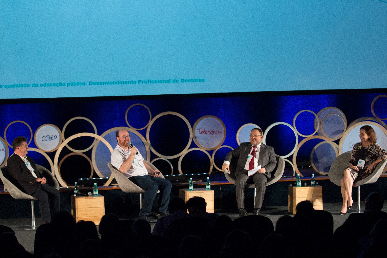 Mesa debateu gestão da rede pública. Da esquerda para a direita: José Lopes Cortes Verdasca, professor e membro do centro de investigação em educação e psicologia da Universidade de Évora; Fernando Luiz Abrucio, professor e pesquisador da FGV; Henrique Paim, ex-ministro da Educação, mediador da mesa; e Izolda Cela, vice-governadora do Ceará (Crédito: Divulgação/Instituto Unibanco)