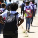 Alunos saindo de escola na Estrutural, no Distrito Federal